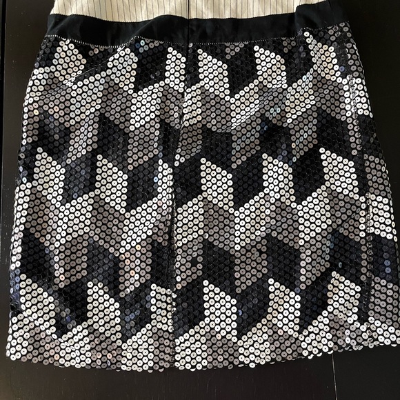 Skirt sequin needs 4 sequins - Picture 4 of 11